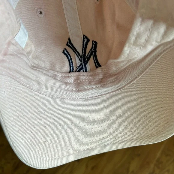 Never worn NY Yankees pink ladies curved brim dad cap - Picture 5 of 5